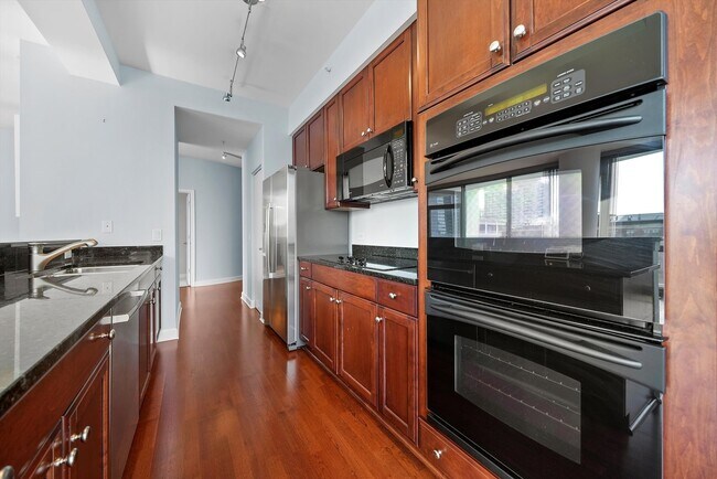 Building Photo - 1235 S Prairie Ave