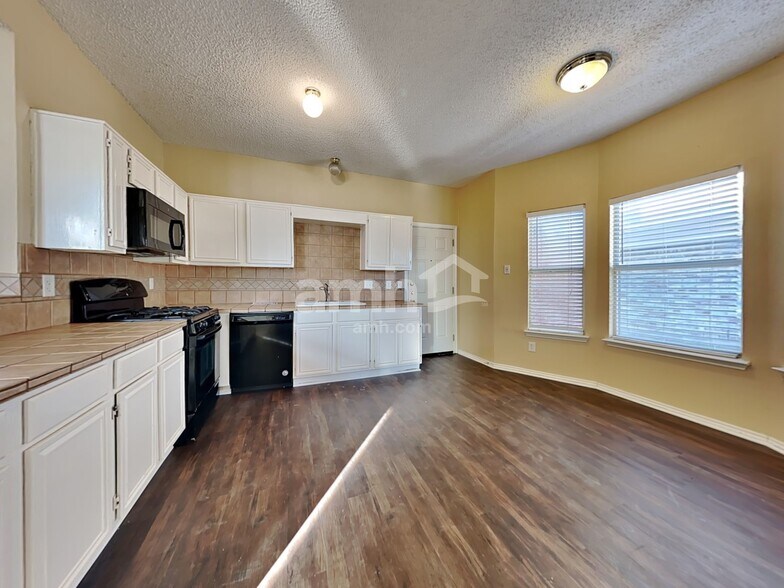 Building Photo - 2101 Flamingo Dr