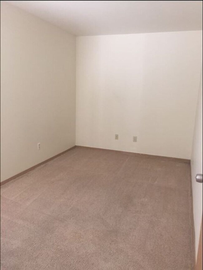Building Photo - Top Location Condo!