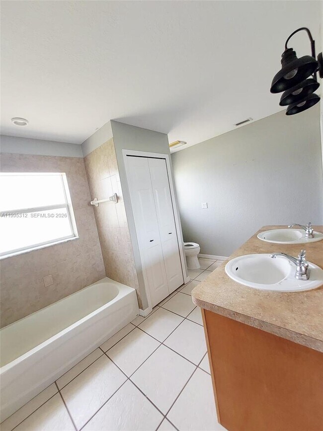 Building Photo - 4031 Santa Barbara Dr