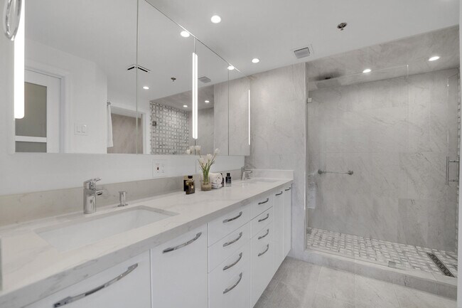 Building Photo - 4114 W Palm Aire Dr