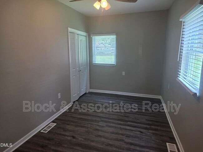 Building Photo - 533 E Nelson Ave
