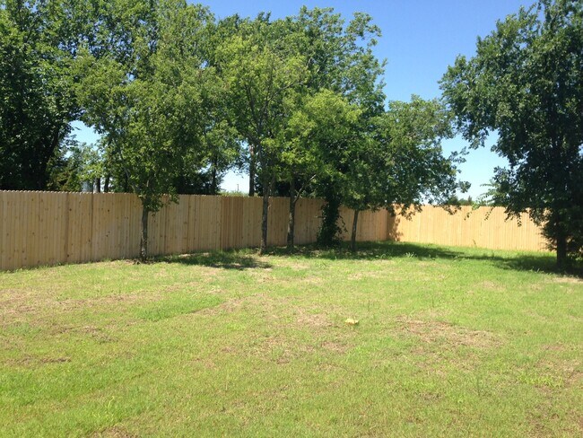 Building Photo - Edmond Schools + Kelly Lake Estates + 4 bedrooms + Community Pool