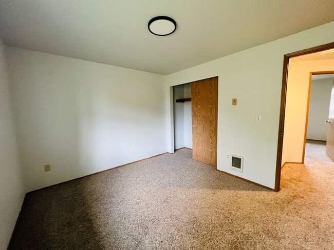Building Photo - Adadow - Duplex E Broadway