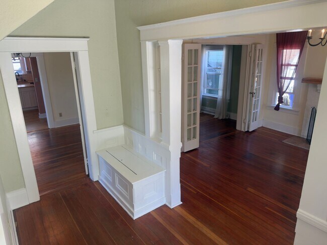 Building Photo - Bright and Spacious
