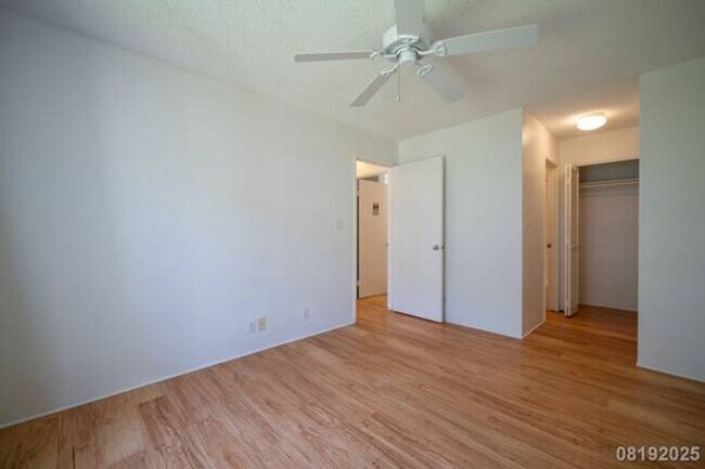 Building Photo - Bright and Cozy 2BR/1BA/1PKG unit in Royal...