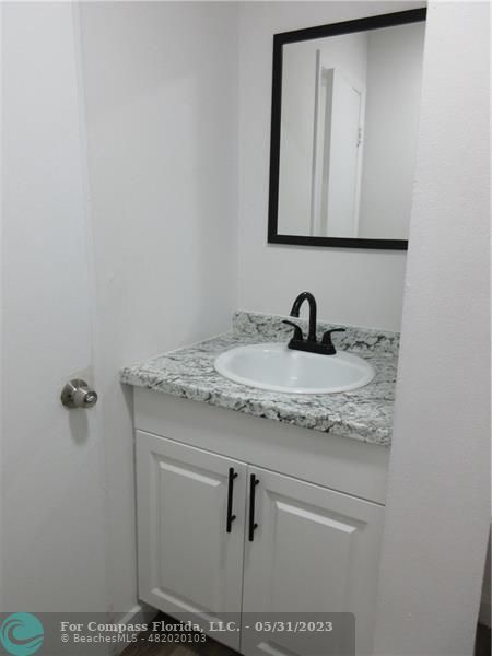 Building Photo - 4240 Woodside Dr