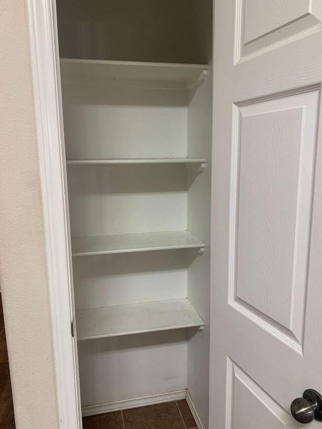 Building Photo - Available NOW! 3 Bedroom 2 bath 2 car gara...