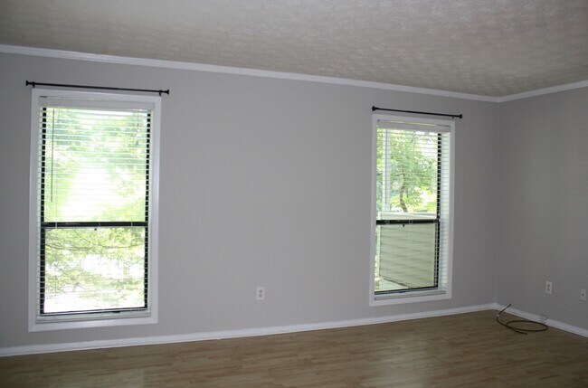 Building Photo - Just outside the perimeter at 75 and 285!