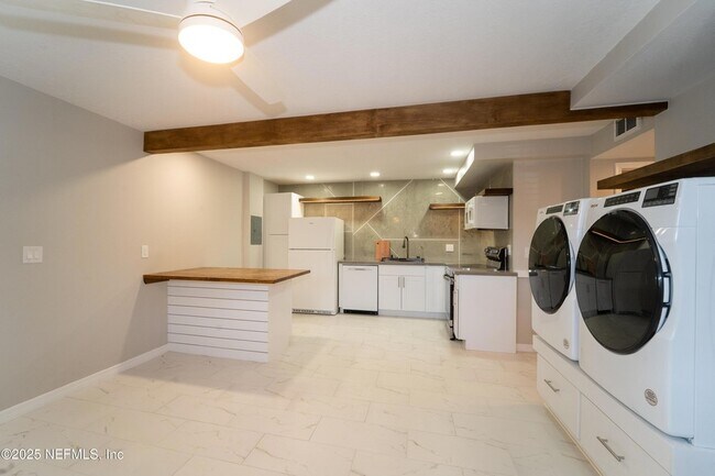 Building Photo - 5455 Pelican Way