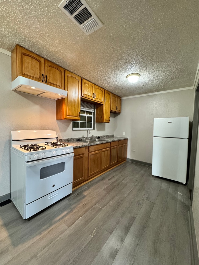 Building Photo - 4 Bedroom/1.5 Bath Home