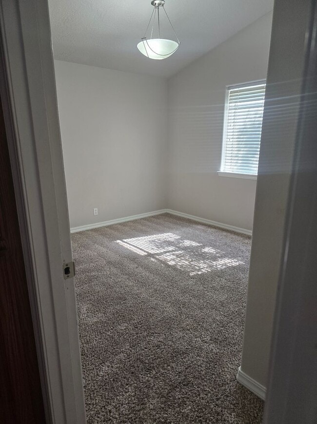 Building Photo - 3 bed 2 bath  Home for Rent in Grants Pass