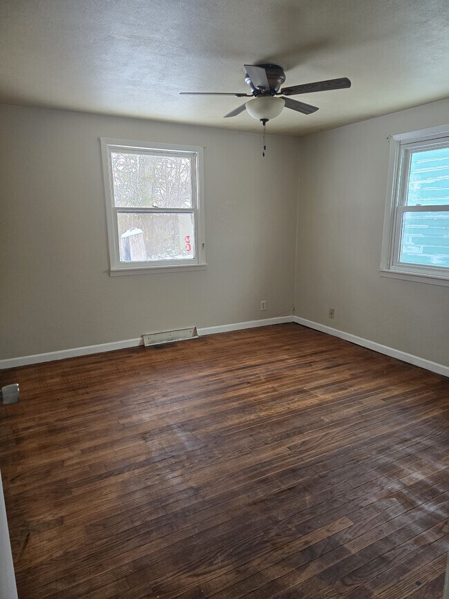 Building Photo - 1102 E Timber Dr