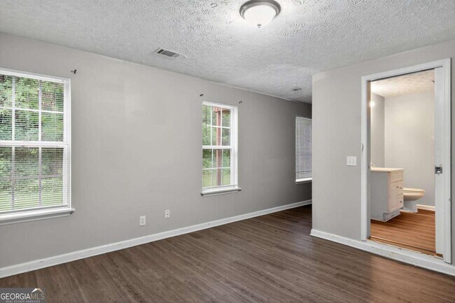 Building Photo - 5470 Twin Lakes Dr