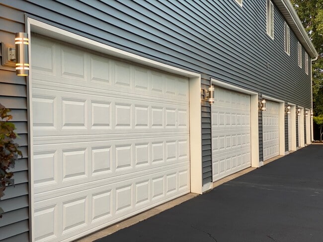 Building Photo - 1320 Lindsay Way