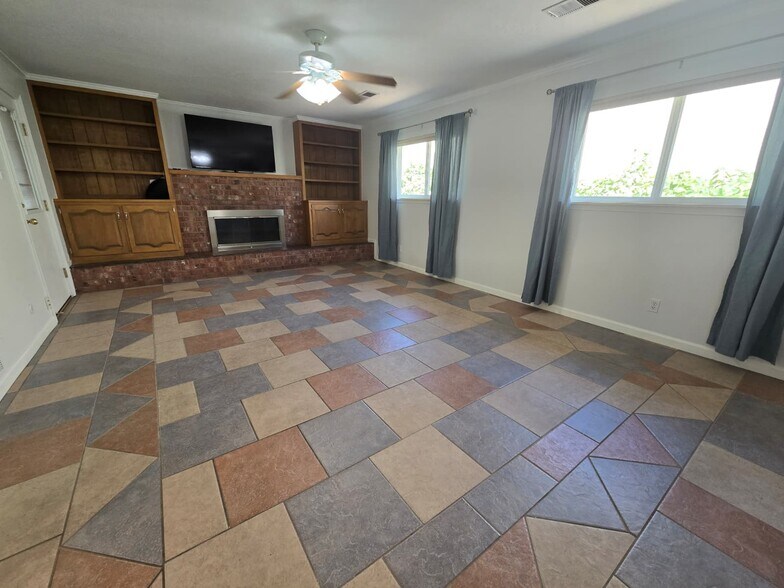 Den/Living Rm 2 - 8909 Hilton Ave NE