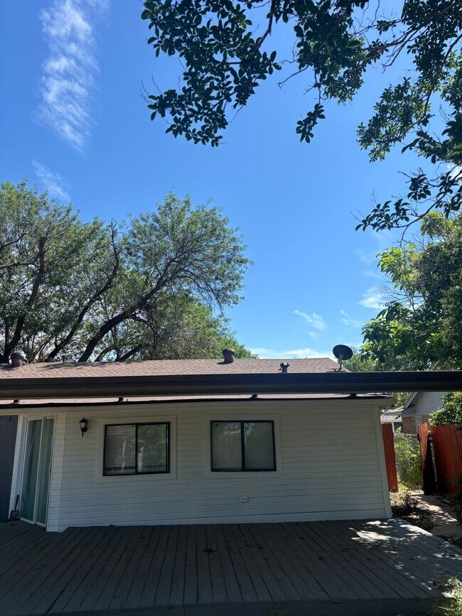 Building Photo - 1121 Woodcrest Dr