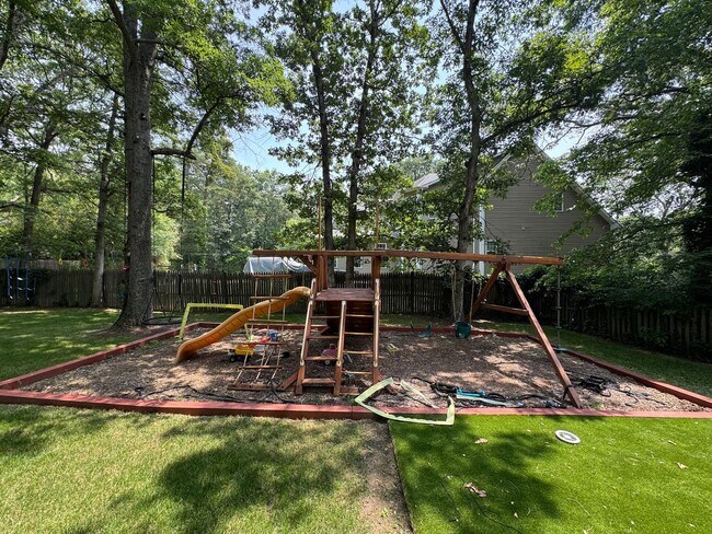 Building Photo - Fantastic 4 Bed 3.5 Bath Townhome With Sun...
