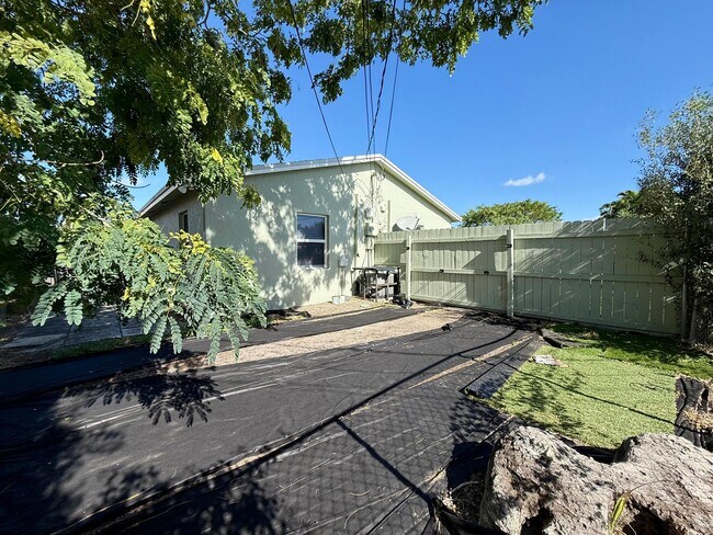 Building Photo - 1001 W 9th St