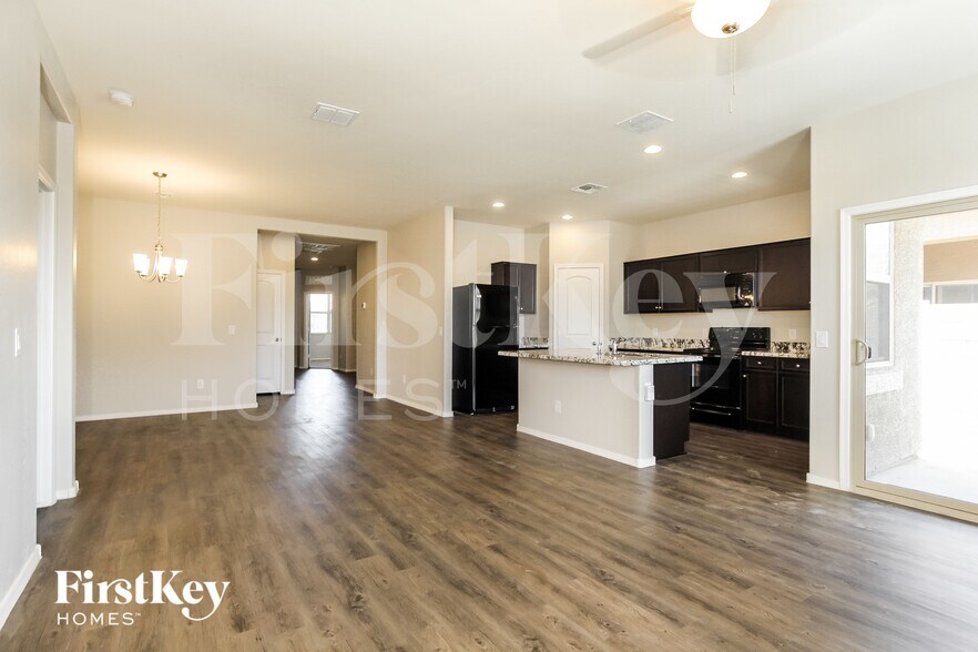 Building Photo - 2635 W Tamarisk Ave