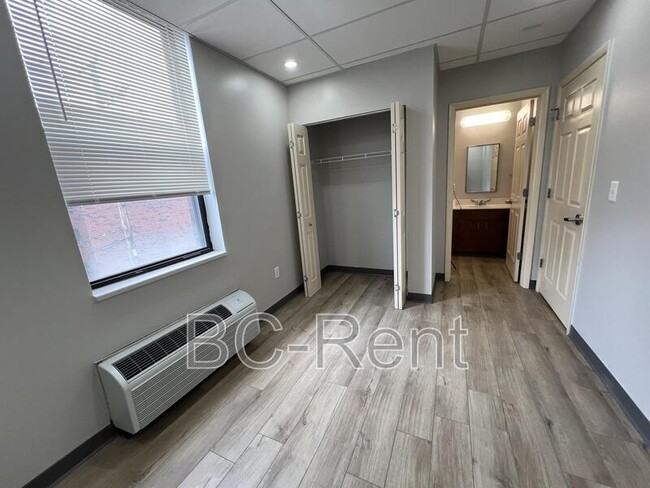 Building Photo - 622 17th St