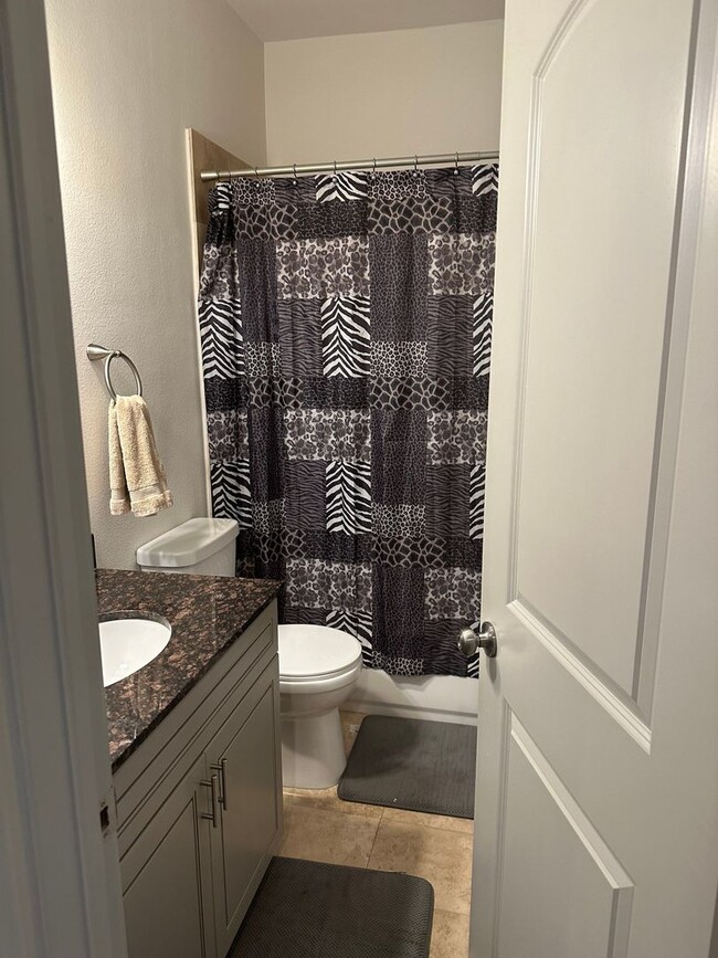 Building Photo - 3/2.5 Townhome in Burleson