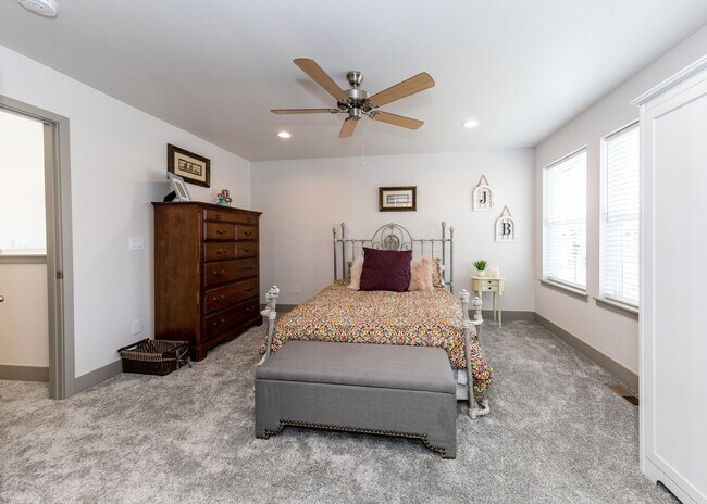 Building Photo - 2 Bedroom Luxury townhome