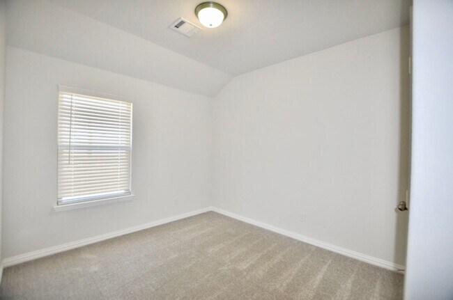 Building Photo - FOR LEASE! Charming 4 Bedroom - 2 Bathroom...