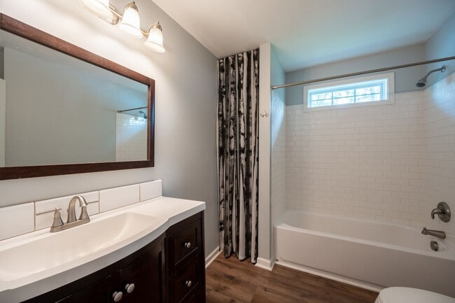 Building Photo - LOOK NO FURTHER THAN THIS INGLEWOOD CHARMER!