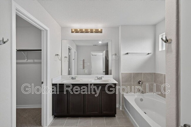 Building Photo - 515 Diamond Shls