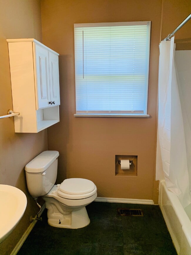 Building Photo - CUTE 3 BR, 1 BA BRICK HOME IN CONVENIENT MT OLIVE LOCATION