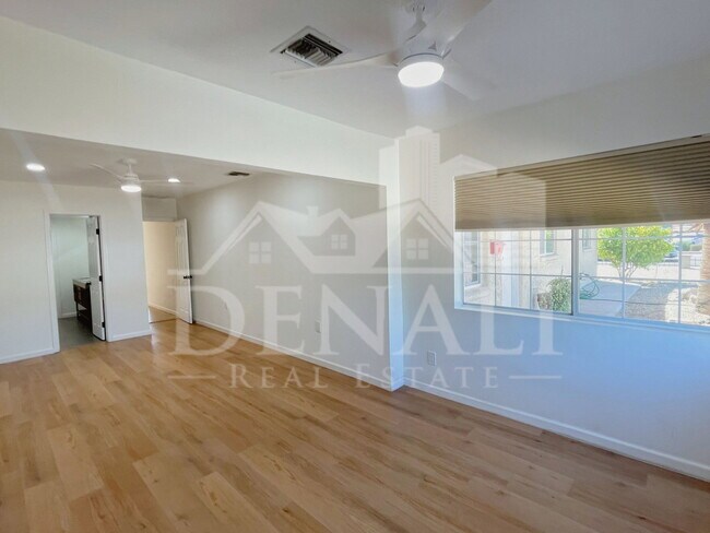Building Photo - 2401 E Meadowbrook Ave