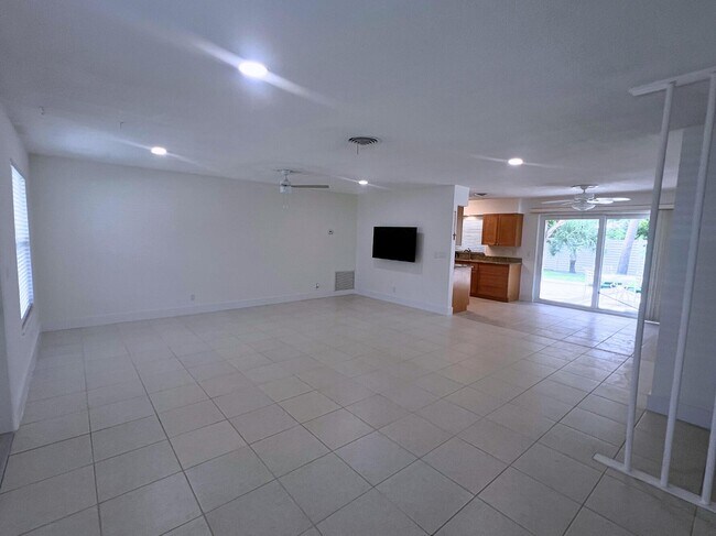 Building Photo - 1260 Manor Dr