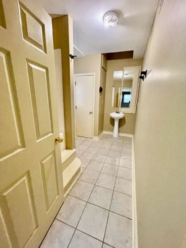 Building Photo - Adorable 2 Bedroom 1 Bath Apartment.Located in the Cotswold Area