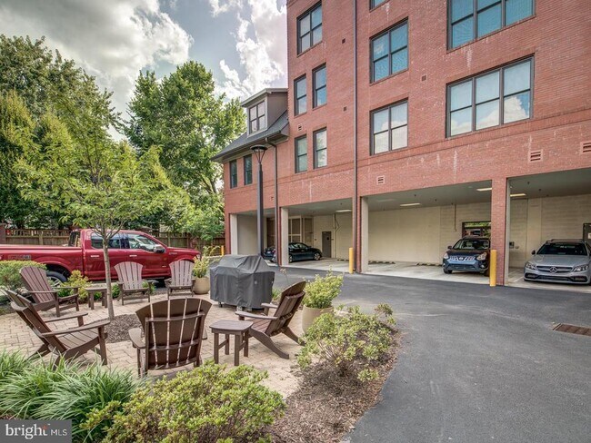 Building Photo - 1107 S Walter Reed Dr