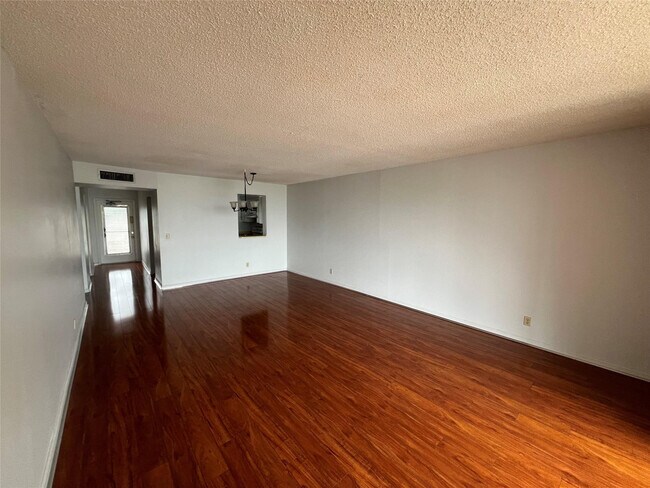 Building Photo - 14747 Cumberland Dr