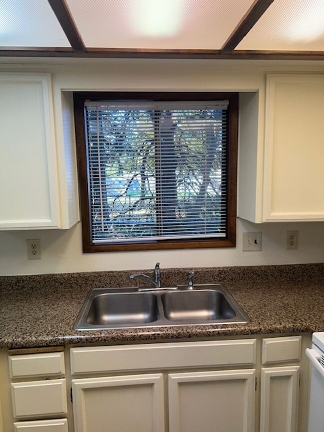 Building Photo - 2 BEDROOM TOWNHOME IN PHOENIX
