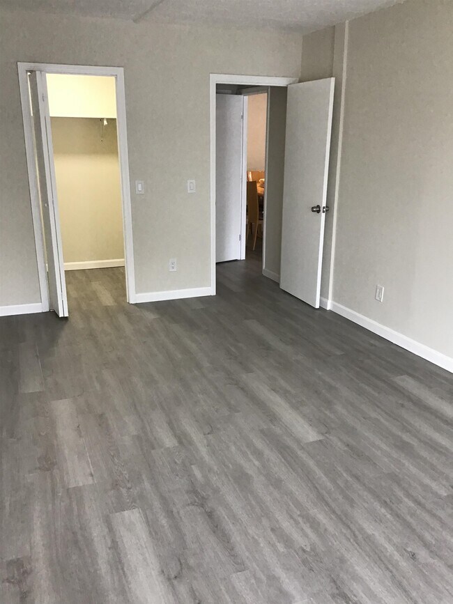 Building Photo - 210 Brook Village Rd