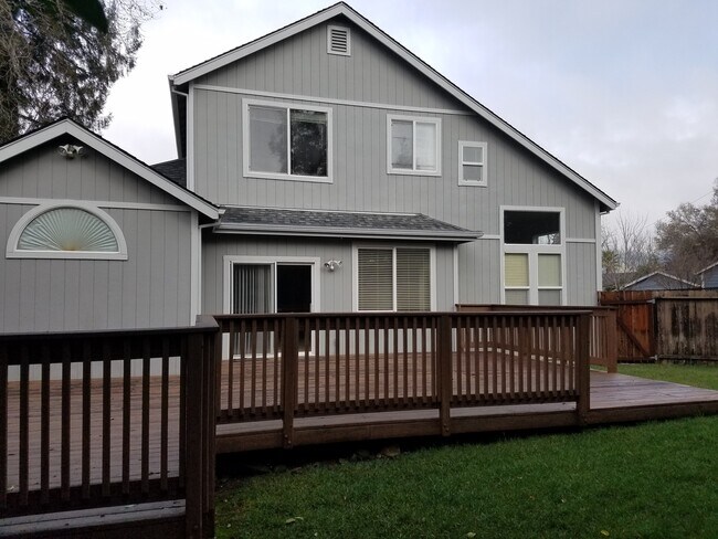 Building Photo - 371 Breeden St