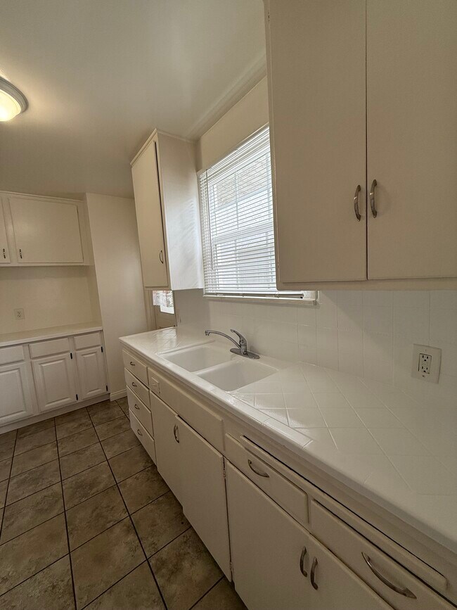 kitchen counters newly reglazed - 3970 Sawtelle Blvd