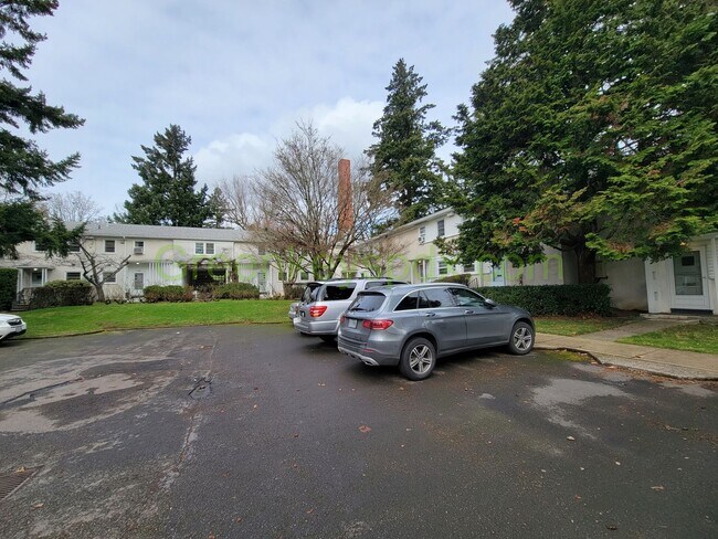 Building Photo - Large 2 Bedroom 1 Bath Unit off Broadway w...