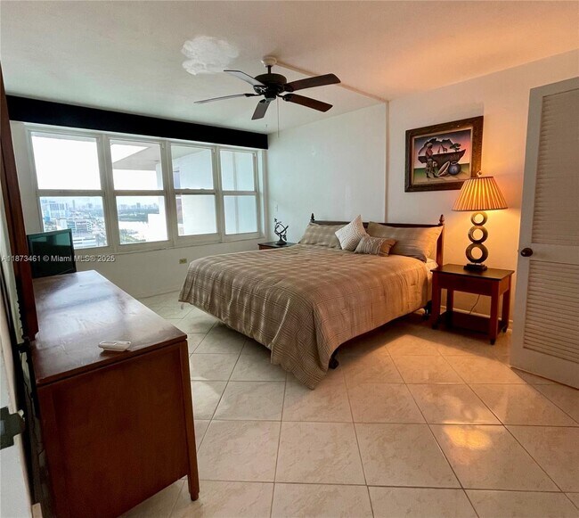 Building Photo - 3111 N Ocean Dr