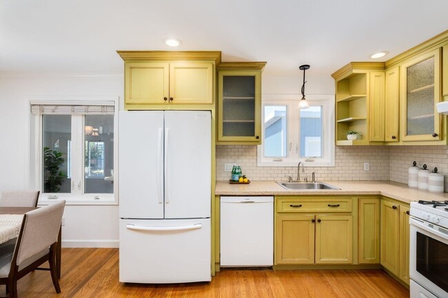 Building Photo - Light-Filled San Leandro Gem w/ Dual Garages & Expansive Yard