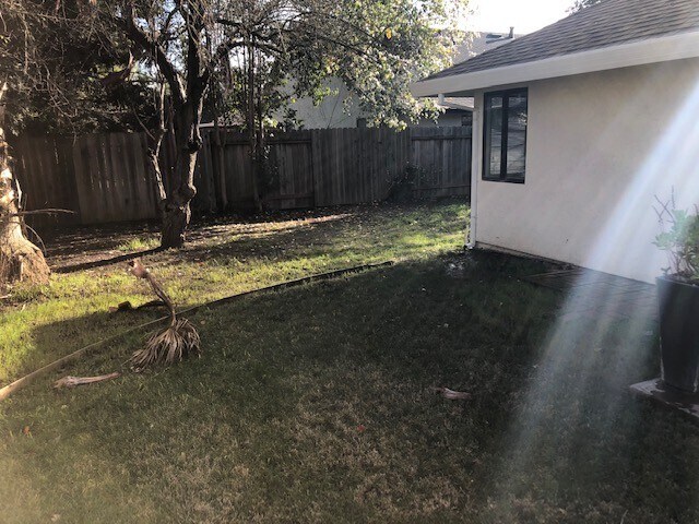 Building Photo - Nice 3bd/2bth home with private yard!