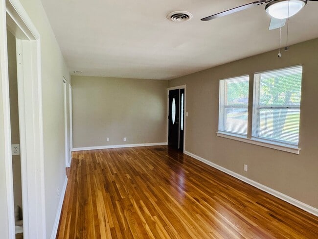 Building Photo - This Adorable 3 Bedroom is READY FOR MOVE IN!