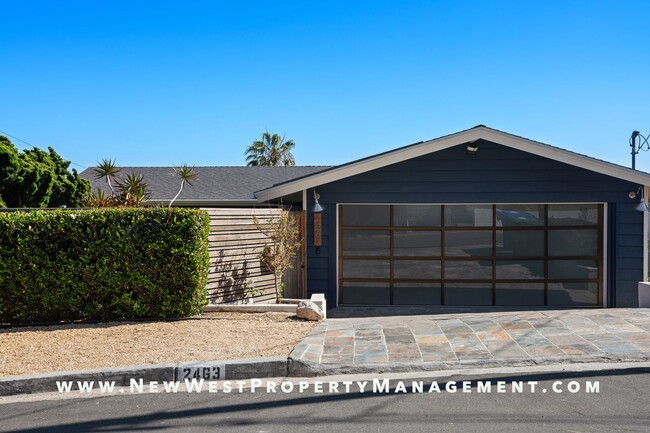 Primary Photo - Exquisite Pacific Beach 4 bedroom located ...