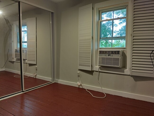 Building Photo - Adorable farmhouse ready for new long term...