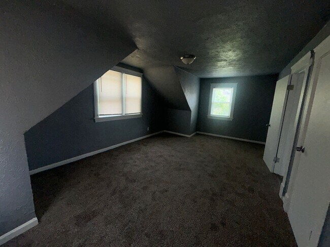 Building Photo - Charming 3-Bedroom Property in Prime Location