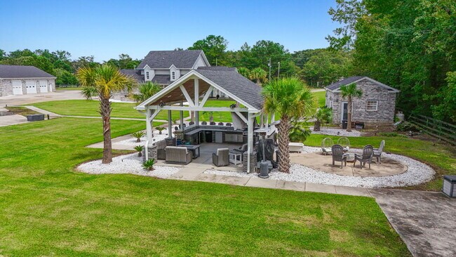 Building Photo - Peaceful and Luxury Living on 3+ Acres