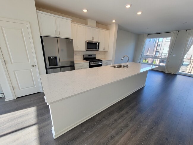 Building Photo - 1270 Lakepointe Dr